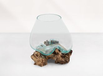 Vase auf Teakholz